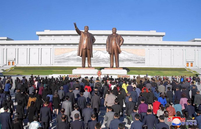 Ofrenda floral ante las estatuas de Kim Il Sung y Kim Jong Il en Pyongyang