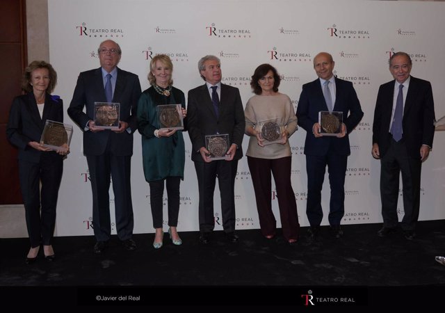 Carmen Calvo preside la entrega de medallas del Teatro Real