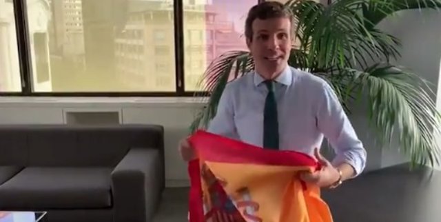 Pablo Casado, con una bandera de España