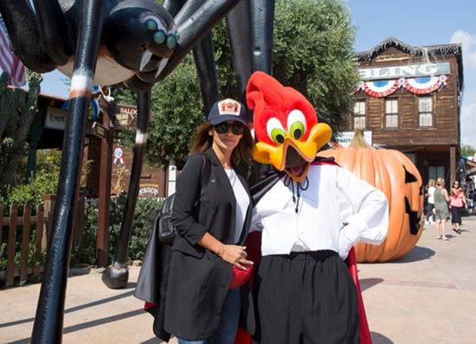 Mónica cruz en portaventura