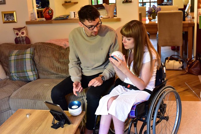Una mujer con discapacidad utiliza un nuevo aparato para aumtar su destreza.