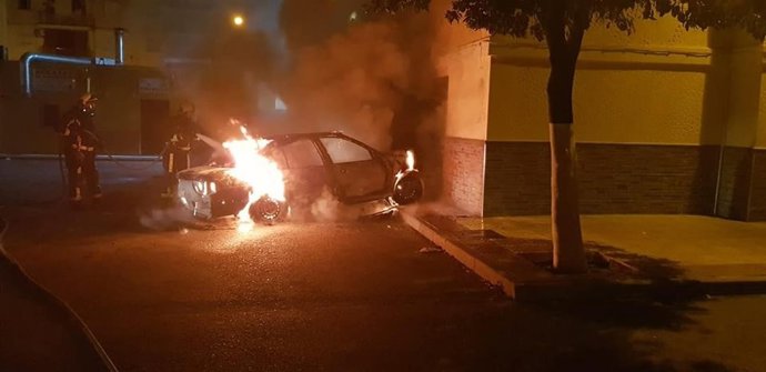 Incendio de varios vehículos en Lora del Río