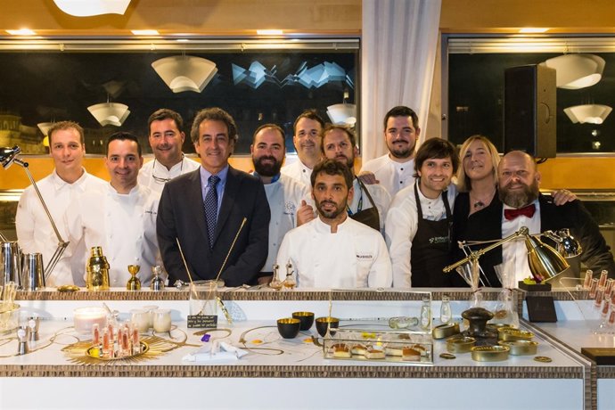 Cocineros participantes con el consejero