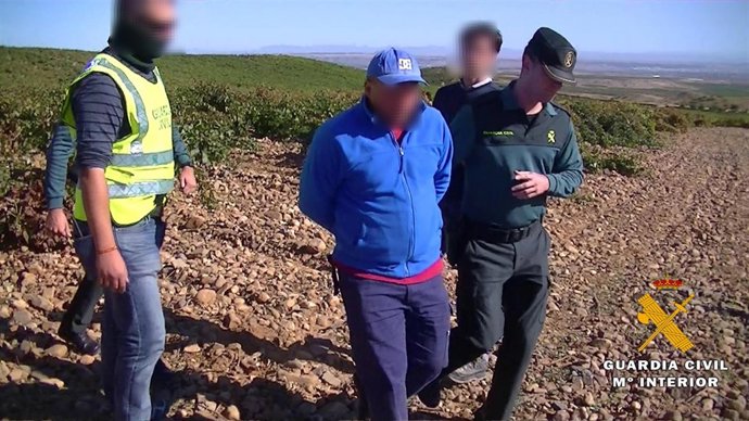 Imagen de la operación, con uno de los detenidos