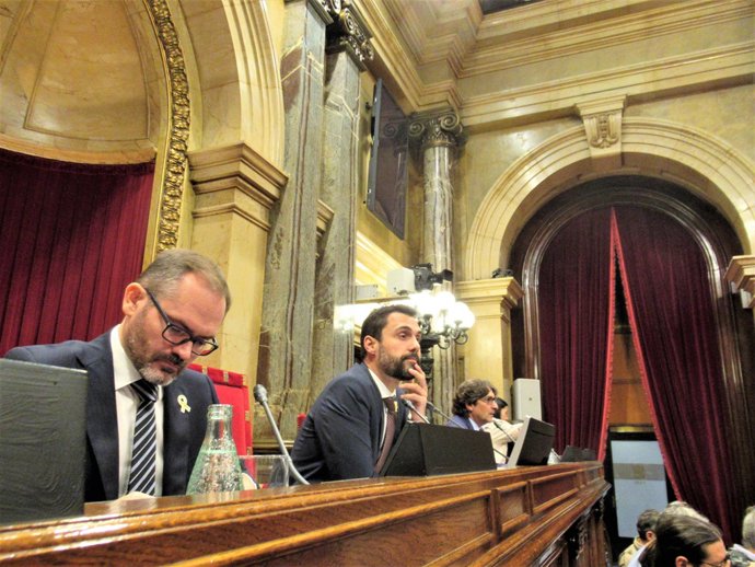 Josep Costa (JxCat), Roger Torrent (ERC), David Pérez (PSC)  Mesa del Parlament