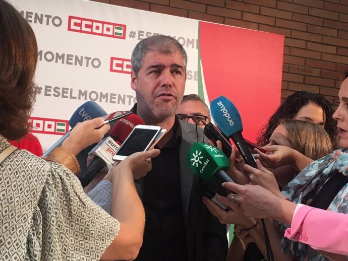 El secretario general de CCOO, Unai Sordo, atiende a los medios en Sevilla