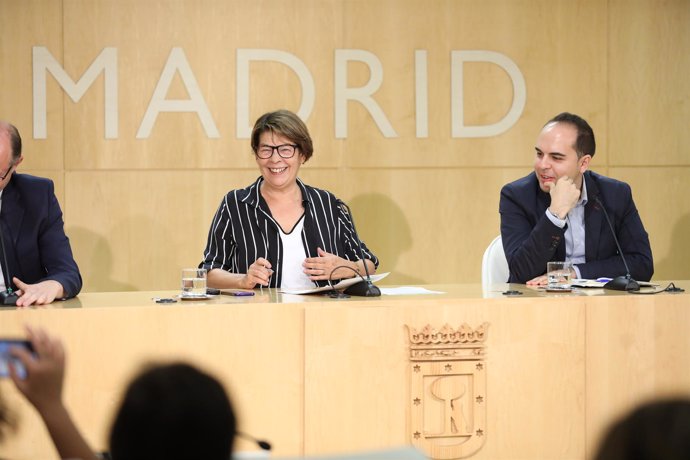 Los concejales Inés Sabanés y José Manuel Calvo en Madrid