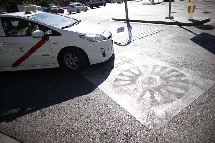 Fotos recursos de carteles de Madrid Central y de líneas naranjas de la nueva or