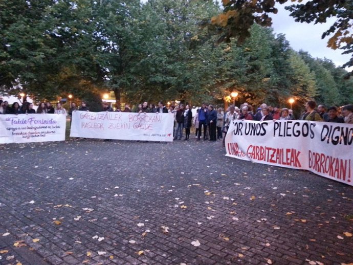 Concentración de trabajadoras de limpieza de la UPNA.