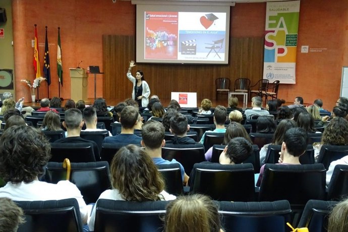 Mar Romera inicia su sesión en las Jornadas de Salud Emocional y Jóvenes