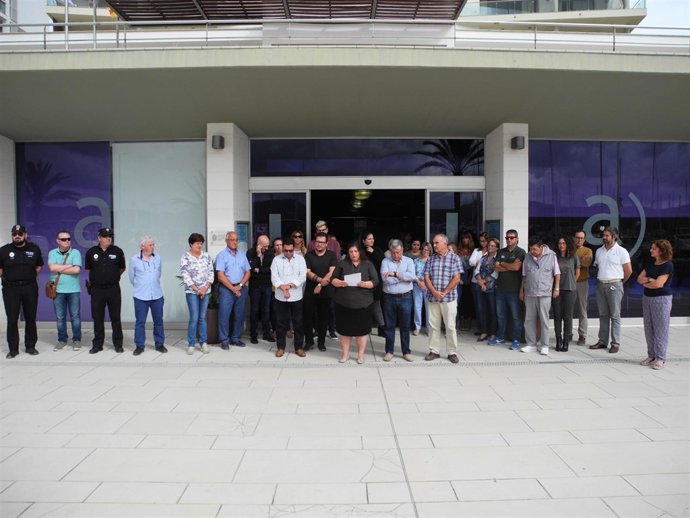 Minuto de silencio en Sant Antoni (Ibiza) por las muertes Mallorca