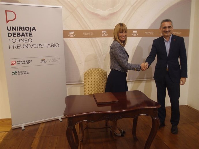 Firma del convenio entre la Universidad de La Rioja y el Parlamento     