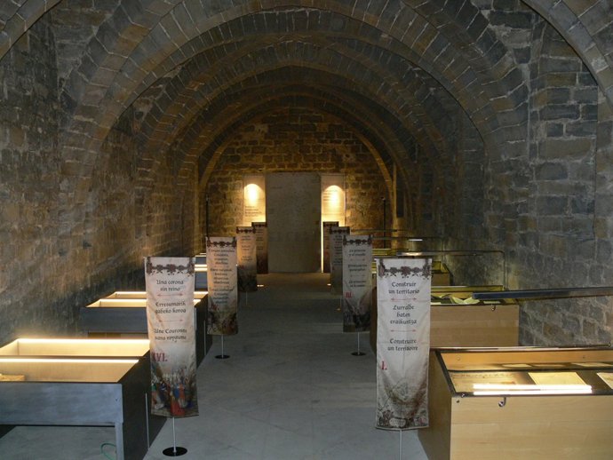 Vista general de la exposición en el Archivo General de Navarra