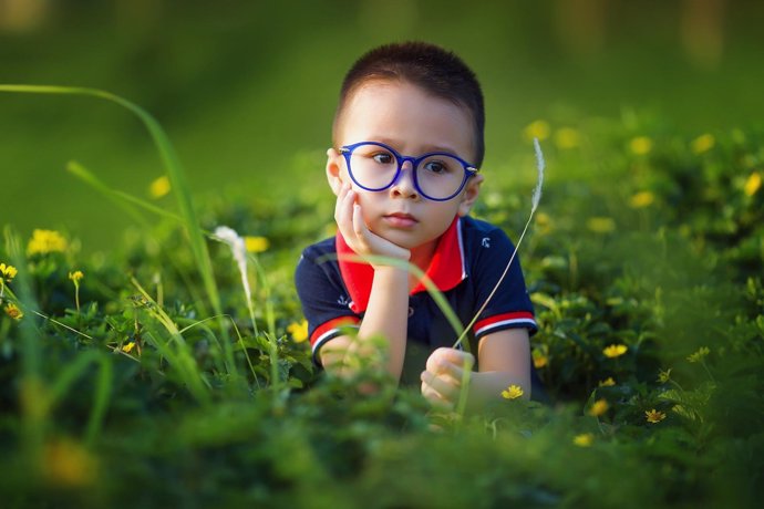 Niño, gafas, revisión oftalmológica, problemas visuales