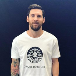 Leo Messi con la camiseta del 'Cirque du Soleil'