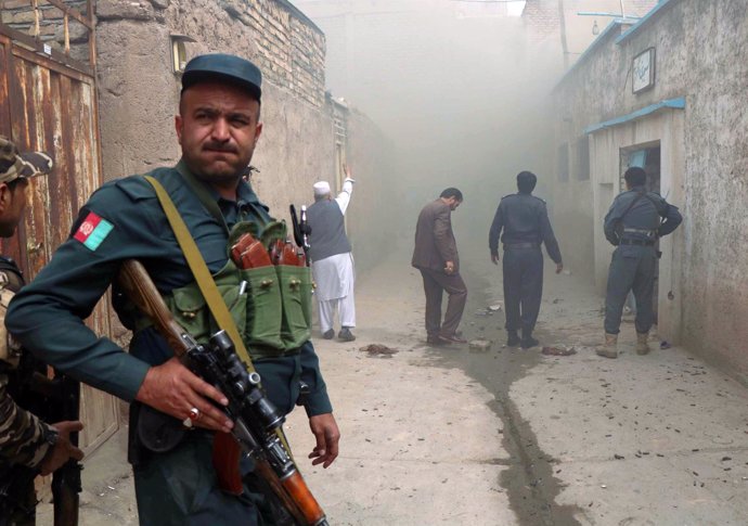 Un policía afgano tras un atentado en Herat