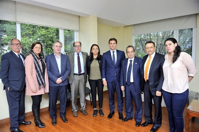 El presidente de Ciudadanos, Albert Rivera, con opositores venezolanos