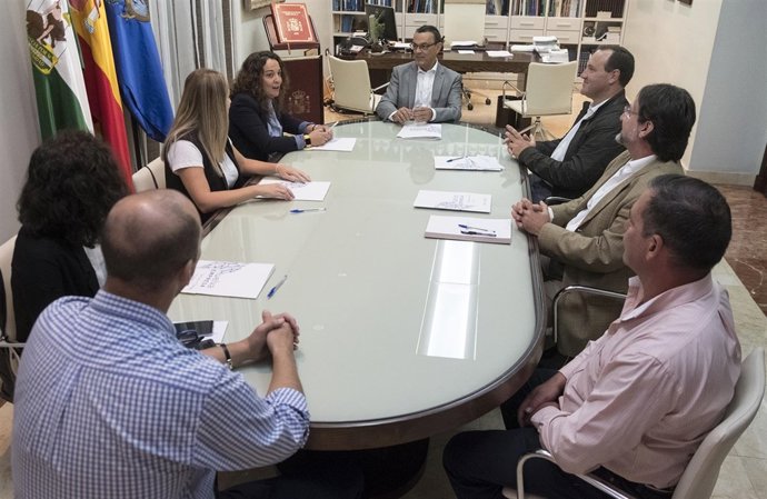 El presidente de la Diputación de Huelva, Ignacio Caraballo, con viveristas.