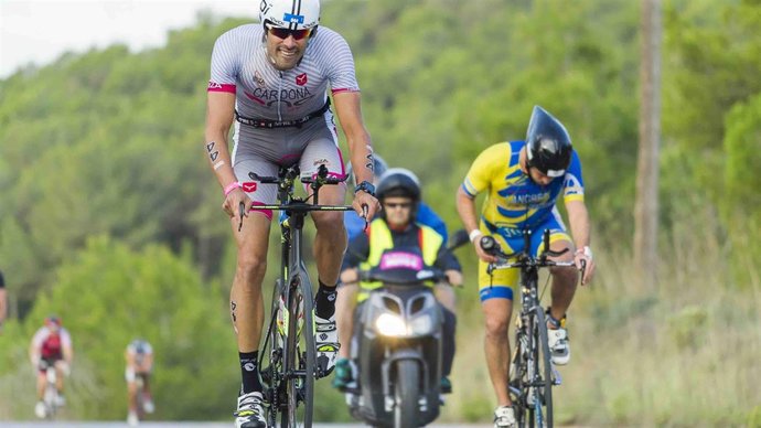Un voluntario en moto sigue una competición ciclista