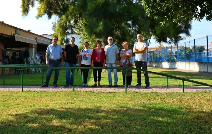 Pernichi (centro), en una zona verde de El Santuario