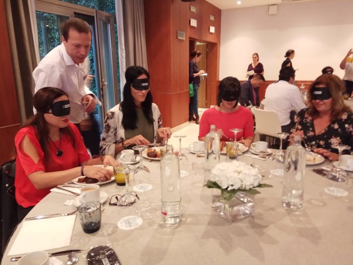 Desayuno a ciegas ONCE personas se ponen en la piel de ciegos accesibilidad obse