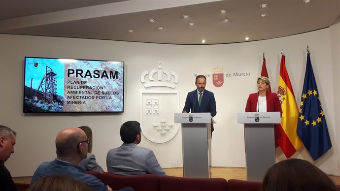 Javier Celdrán, en el centro, presenta el Plan a los medios de comunicación