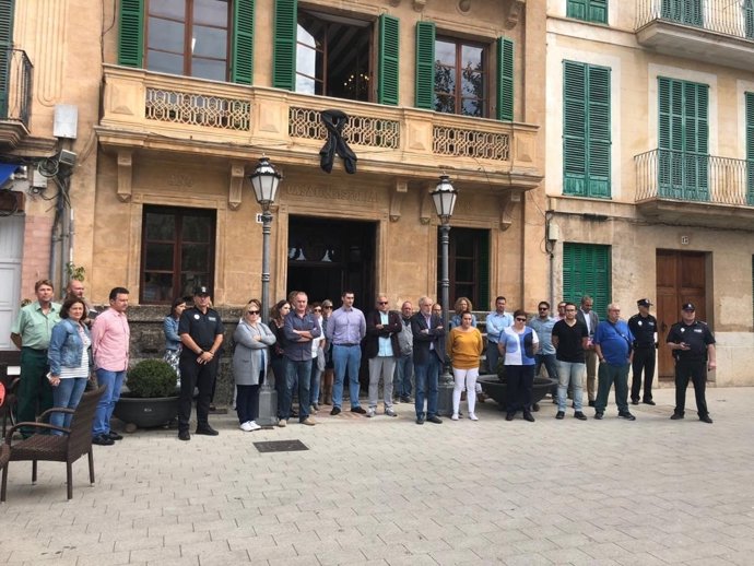 Minutos de silencio en el Ayuntamiento de Llucmajor