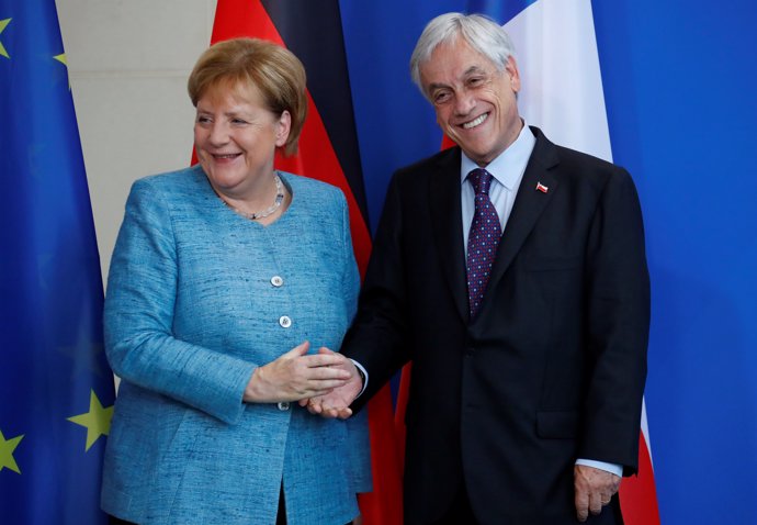 German Chancellor Angela Merkel and Chilean President Sebastian Pinera shake han