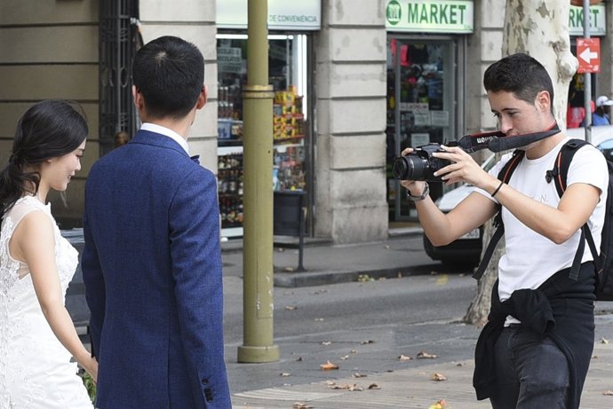 Els Mossos localitzen un fotògraf al que van robar una càmera i 843 fotos de noc