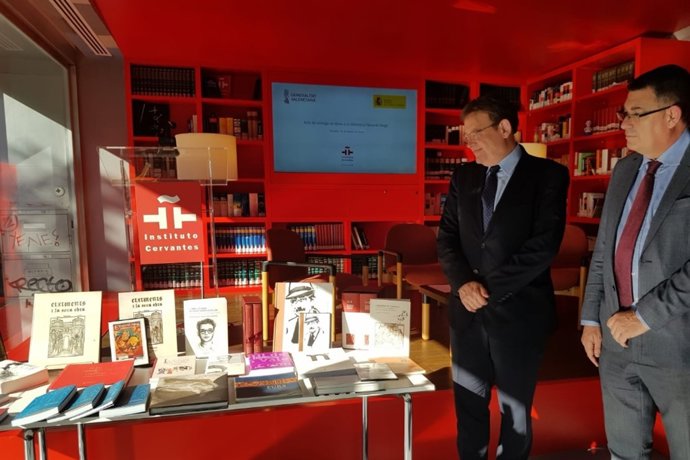 La Generalitat hace uan donación al Cervantes de Bruselas 