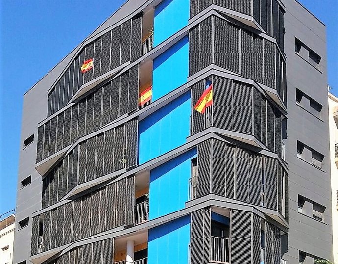 Banderas de España en un edificio de viviendas