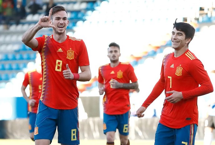 Fabián Ruiz celebra junto a Carlos Soler un tanto de la Sub-21