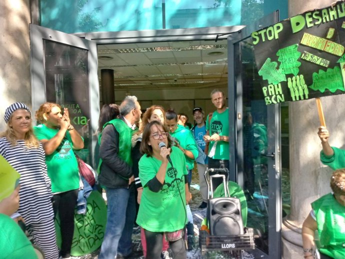 Protesta de la PAH davant una oficina de Bankia a Barcelona