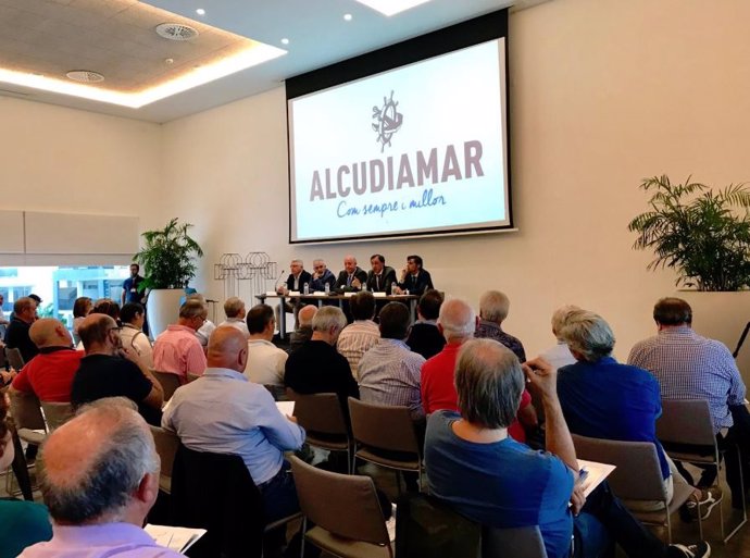 La APB firma la continuidad de amarristas en Alcudiamar