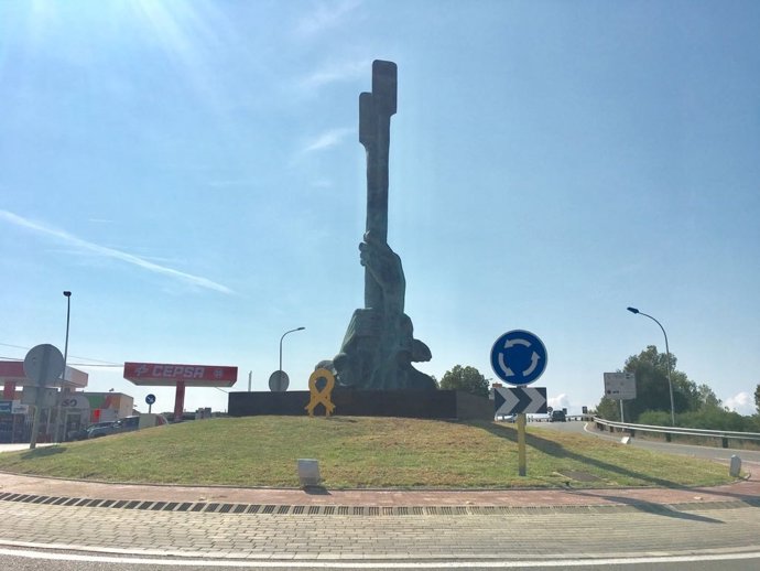 Llaç groc situat en una rotonda de L'Ametlla de Mar (Tarragona)