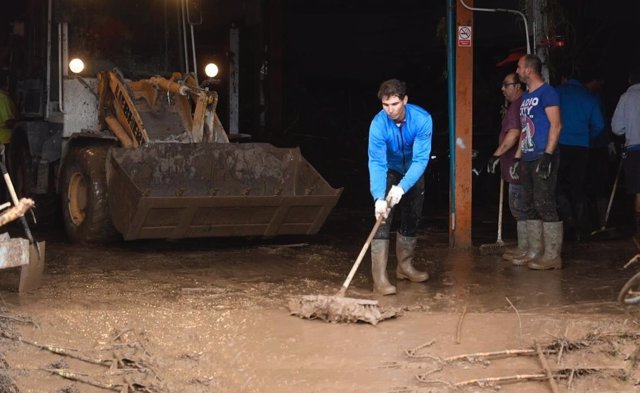 Rafa Nadal ayuda en labores de limpieza en Mallorca