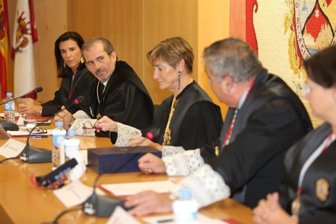 Imponen la Gran Cruz al decano del Colegio de Abogados de Málaga