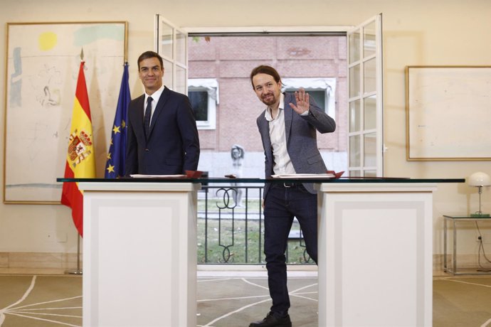 El presidente del Gobierno, Pedro Sánchez, firma con el secretario general de Po