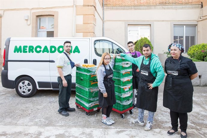 Representantes de Mercadona, el comedor solidario y la fundación