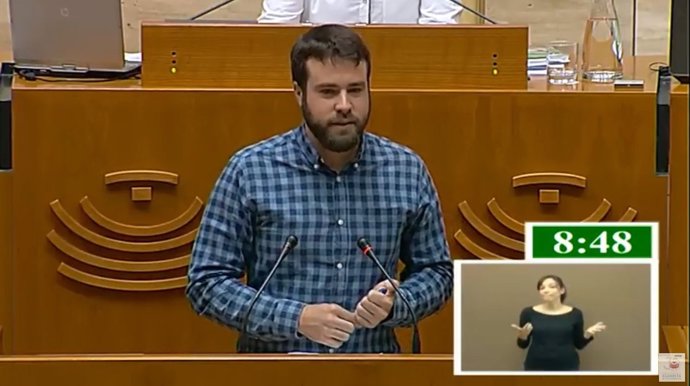 El diputado de Podemos Daniel Hierro en el pleno de la Asamblea