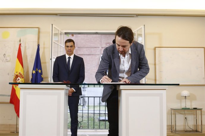 El president del Govern, Pedro Sánchez, signatura amb el secretari general de Po