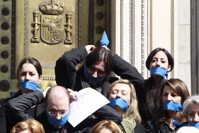 Rafael Mayoral a las puertas del Congreso protesta por la ley mordaza