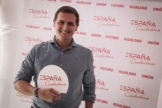 El presidente de Ciudadanos, Albert Rivera, con el logo de España Ciudadana
