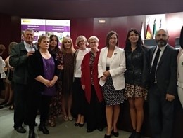 Carmen Castilla (4ª izda.) junto al resto de autoridades en la inauguración