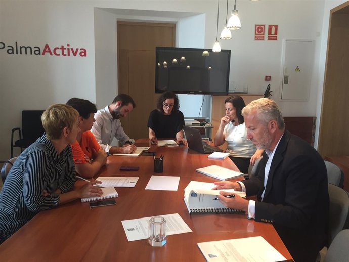 Regidora de Turismo, Joana M. Adrover; coordinadora del Área, Josefa Pérez, etc