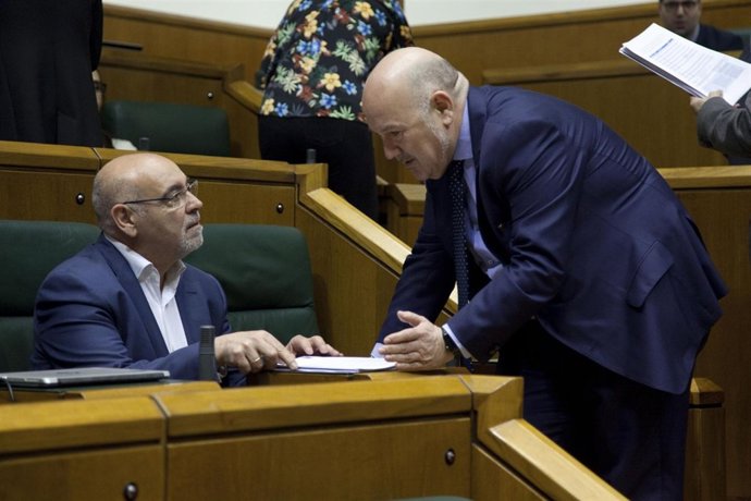 Iñigo Iturrate y José Antonio Pastor en el Parlamento Vasco