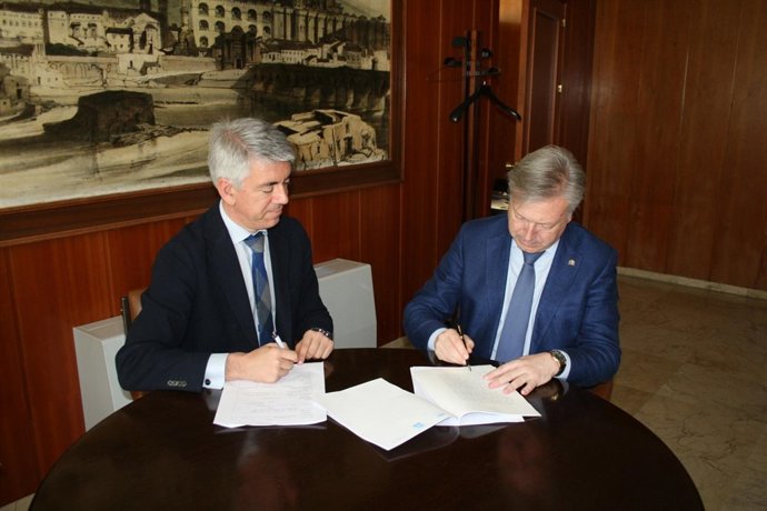 Primo Jurado (dcha.) en uno de sus últimos actos como subdelegado, en mayo