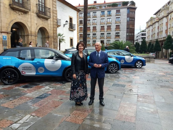 Teresa Sanjurjo y Nicanor Fernández con coches eléctricos de EDP