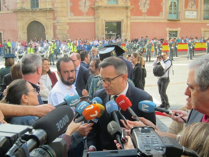 El delegado del Gobierno, Diego Conesa, atiende a los medios de comunicación