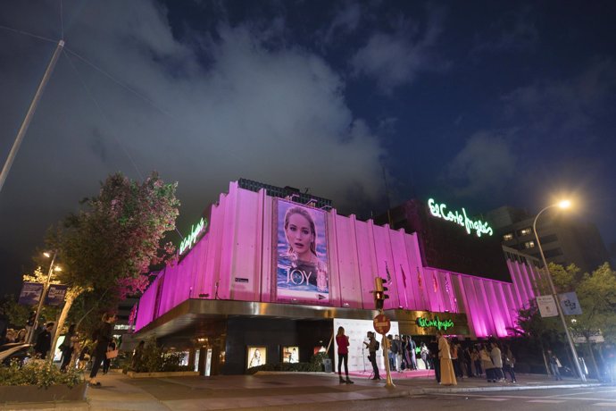 El Corte Inglés ilumina sus fachadas de rosa para apoyar el Día Mundial contra e